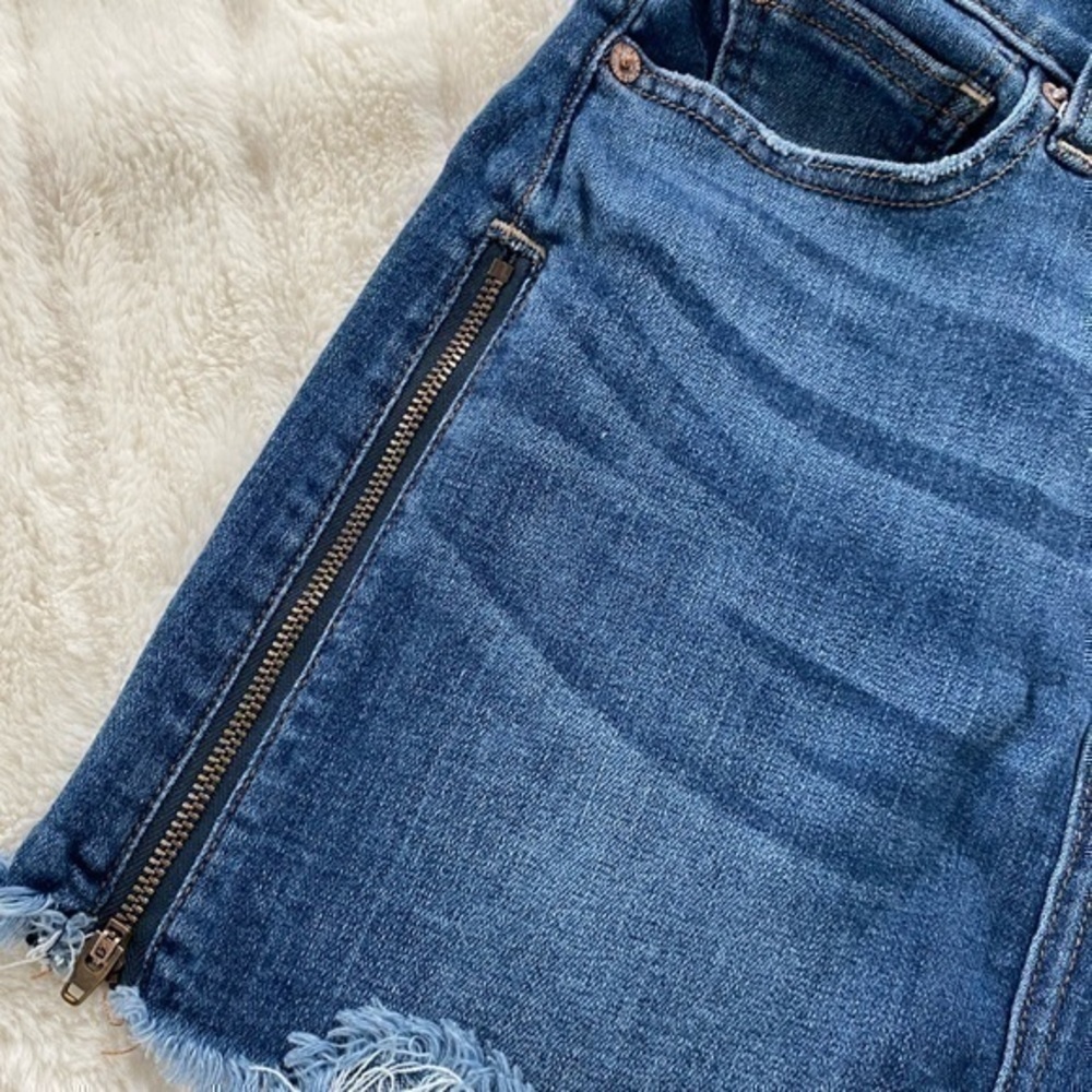 American Eagle Outfitters Hi-Rise Frayed Hem Zipper Mini Skirt - Picture 3 of 5